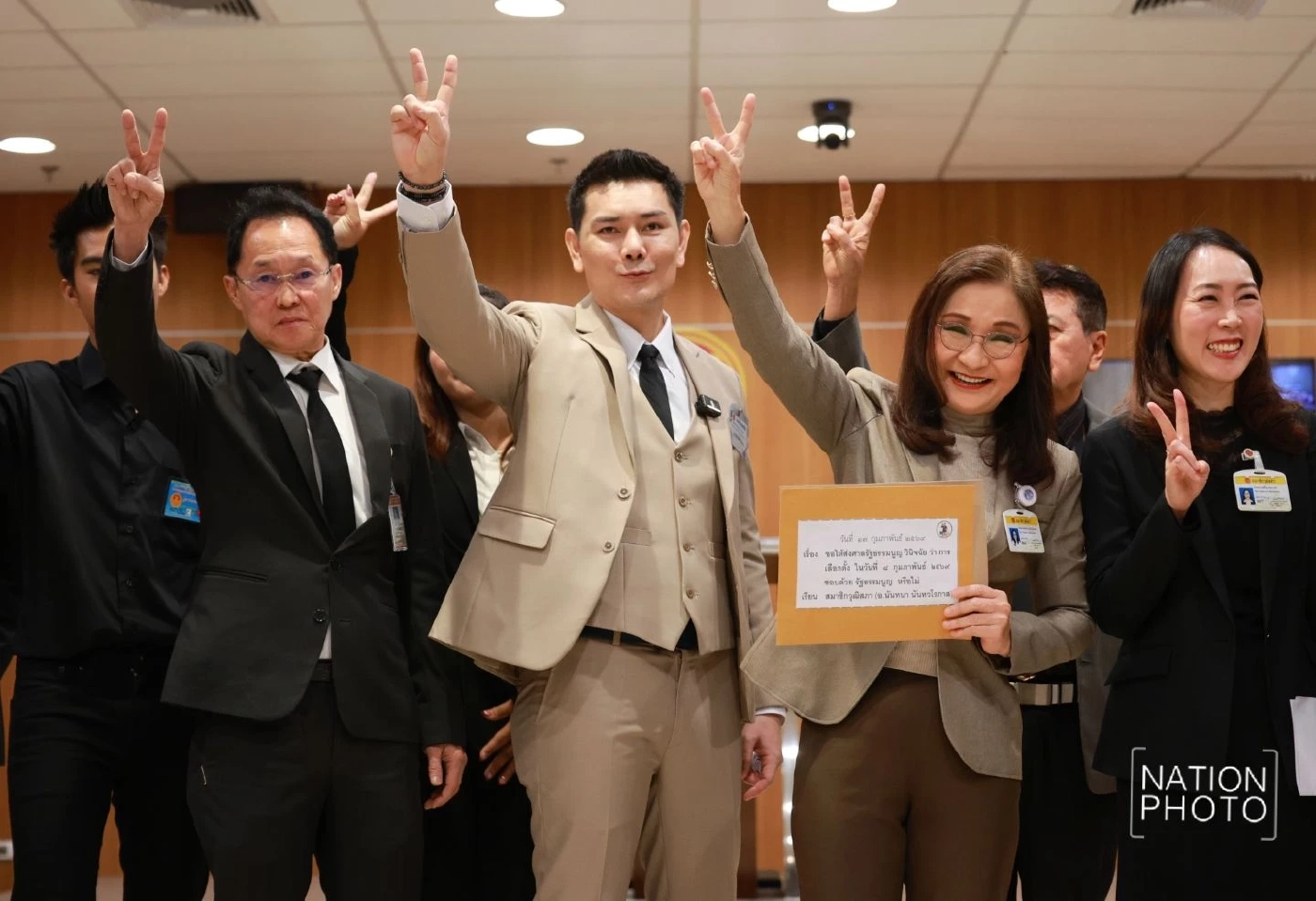 "ทนายอั๋น" ยื่น สว.ขอลงชื่อส่งศาล รธน.สั่งให้เลือกตั้งเป็นโมฆะ