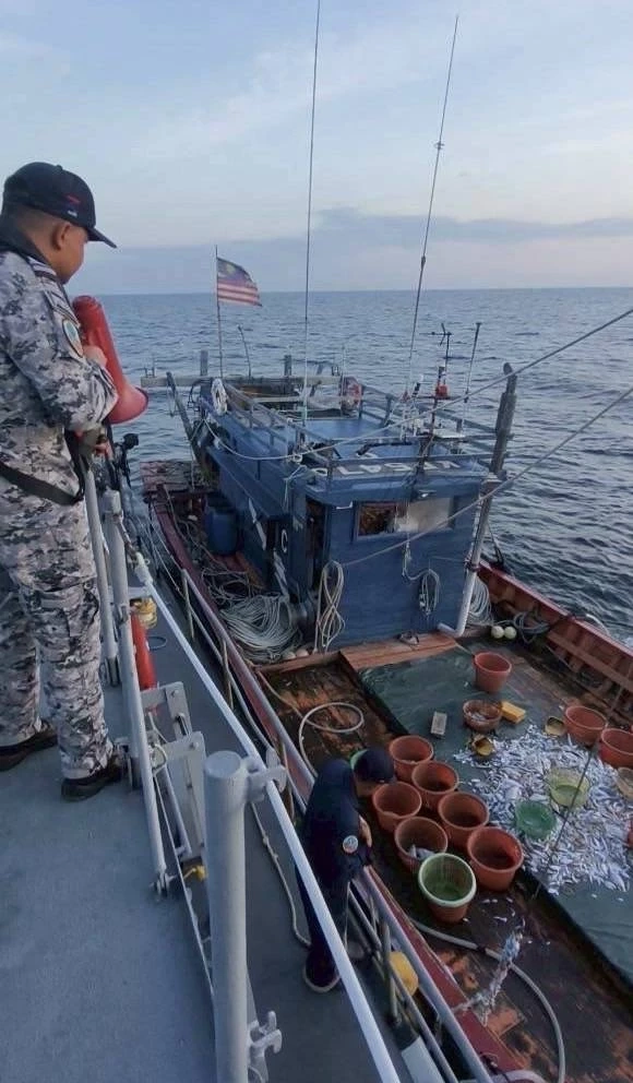 ทร.สกัดจับเรือประมงมาเลย์รุกล้ำน่านน้ำ “หลีเป๊ะ” ยันยิงข่มตามสัดส่วนหลังพยายามพุ่งชน
