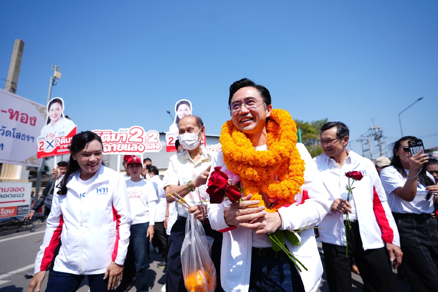 “ยศชนัน” นำผู้สมัครฉะเชิงเทรา สักการะหลวงพ่อโสธร เอาฤกษ์เอาชัย