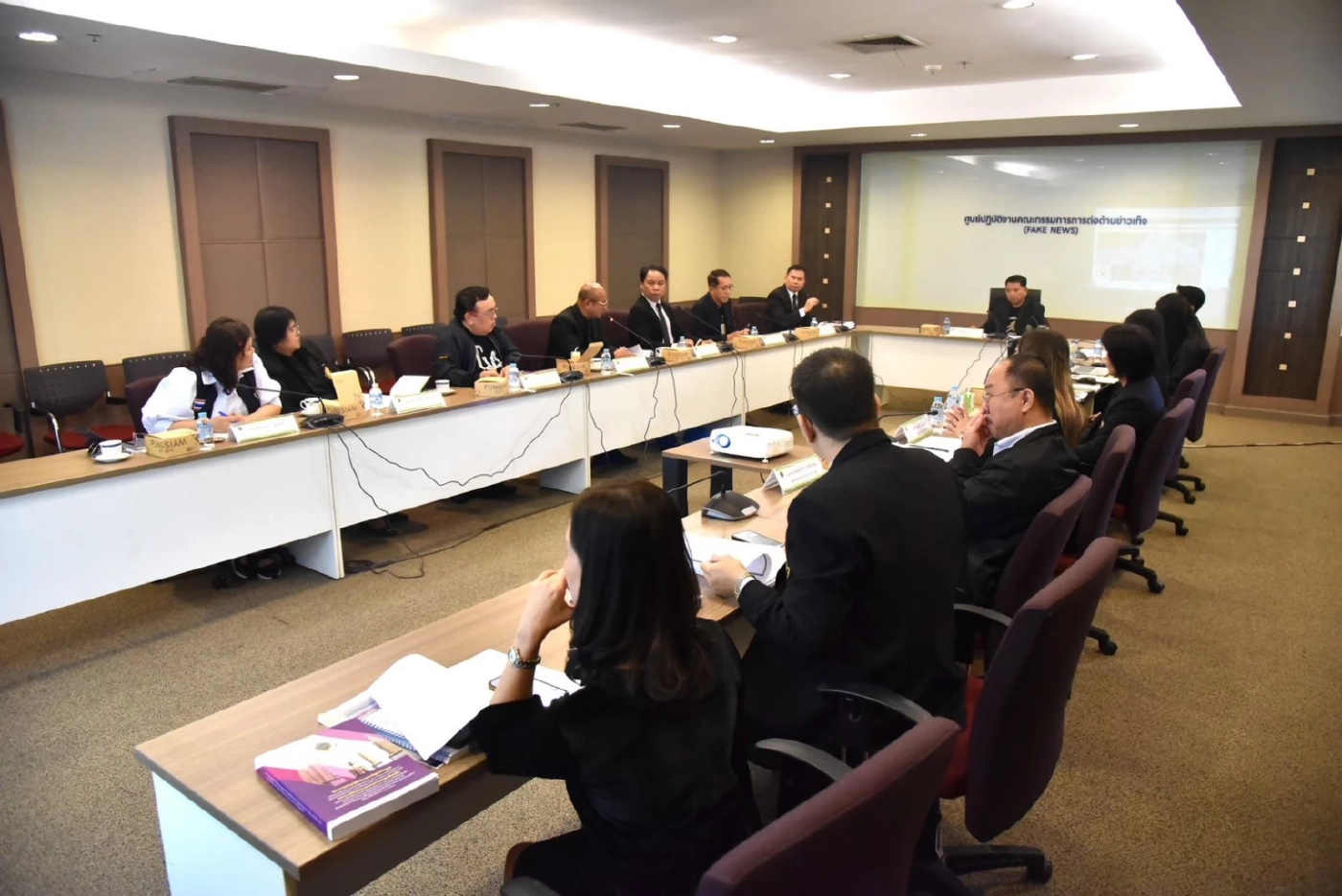 "กกต." ถกด่วน ตรวจสอบข่าวบิดเบือนทำ กกต.เสียภาพลักษณ์ เตรียมดำเนินคดีทางกฎหมาย