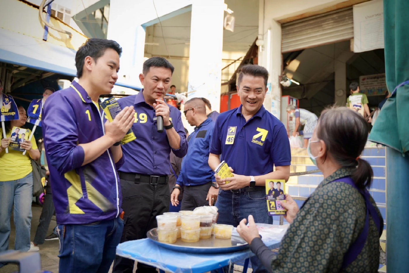 "ดร.เอ้" ลุยห้วยขวาง-ดินแดงแม่ค้าตะโกนเชียร์ "ล้มหนูให้ได้นะ"