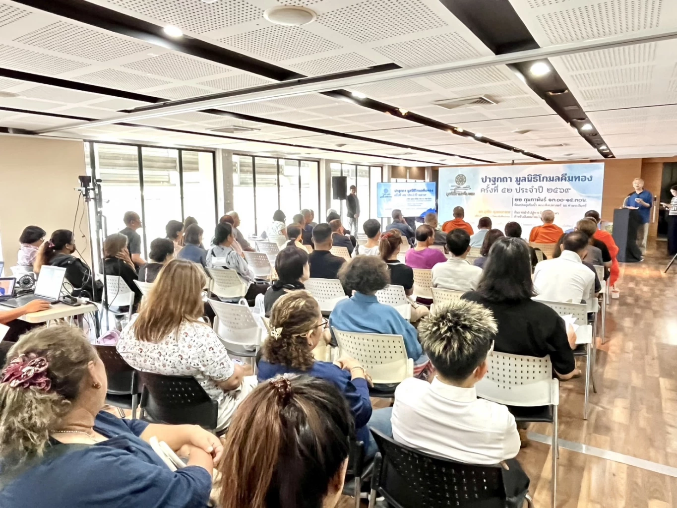 "ตัน" สุรนาถ  แป้นประเสริฐ รับรางวัลบุคคลเกียรติยศเพื่อสร้างสรรค์สังคม