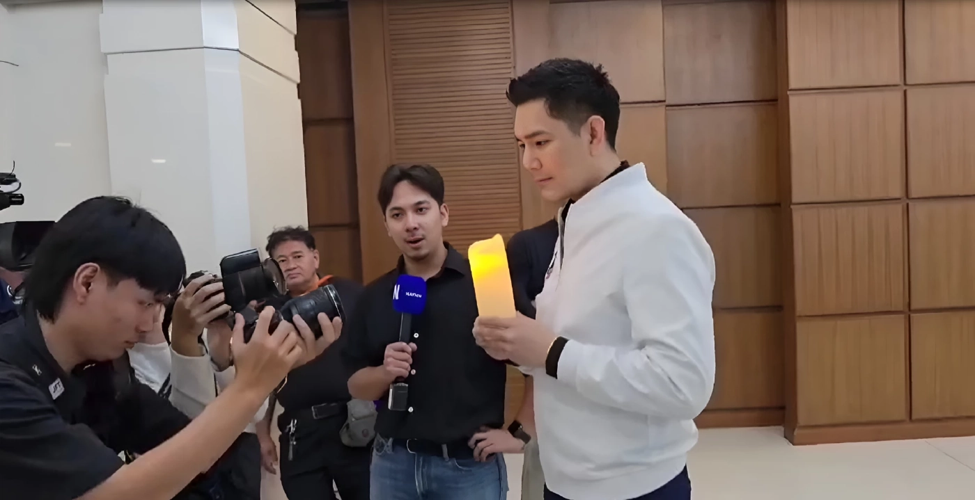 "ทนายอั๋น" จุดเทียนไขถามหาความสว่างหน้า กกต. หลังผ่านเลือกตั้งมาแล้ว 8 วัน