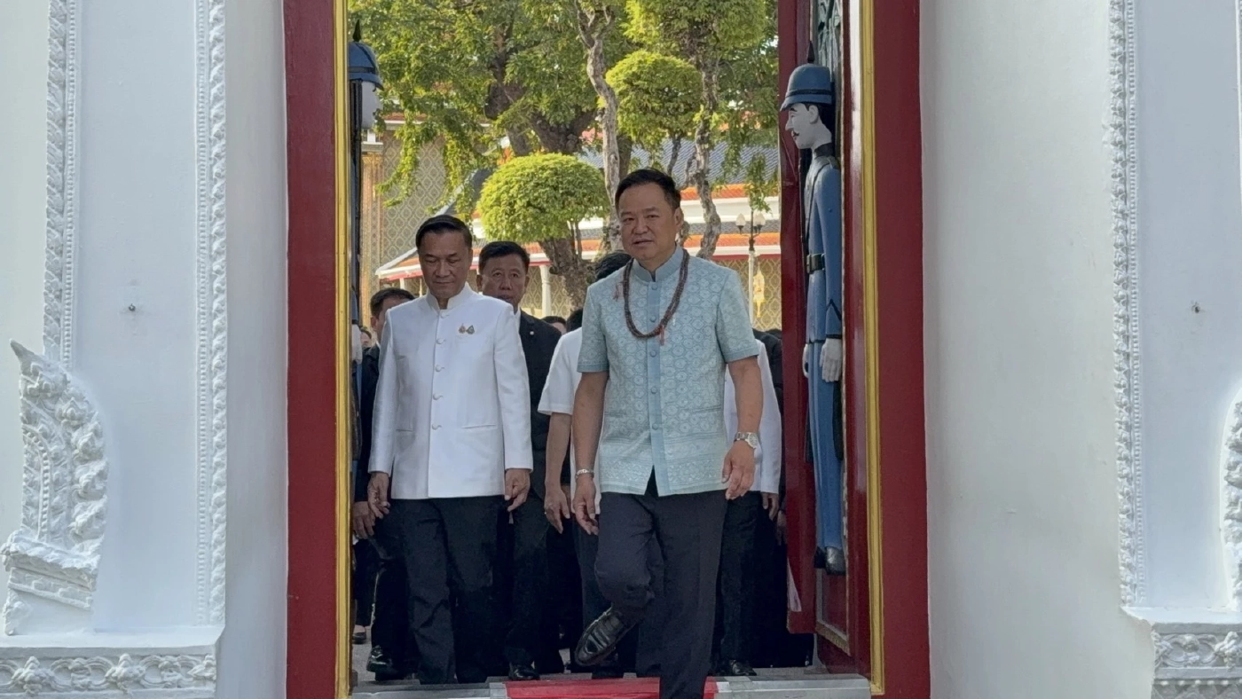 "นายกฯ" เข้าเฝ้า "สมเด็จพระสังฆราช" ขณะชาวบ้านให้ลูกประคำคล้องคอ บอกยังมีเวลาตัดสินใจเลือกใครร่วมรัฐบาล