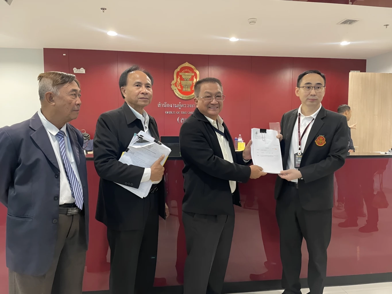 ร้อง "ผู้ตรวจการฯ" ชง "ศาลรัฐธรรมนูญ" ชี้ขาดปม "กกต." พิมพ์บาร์โค้ด-คิวอาร์โค้ดบัตรเลือกตั้ง "ขัด รธน.หรือไม่"