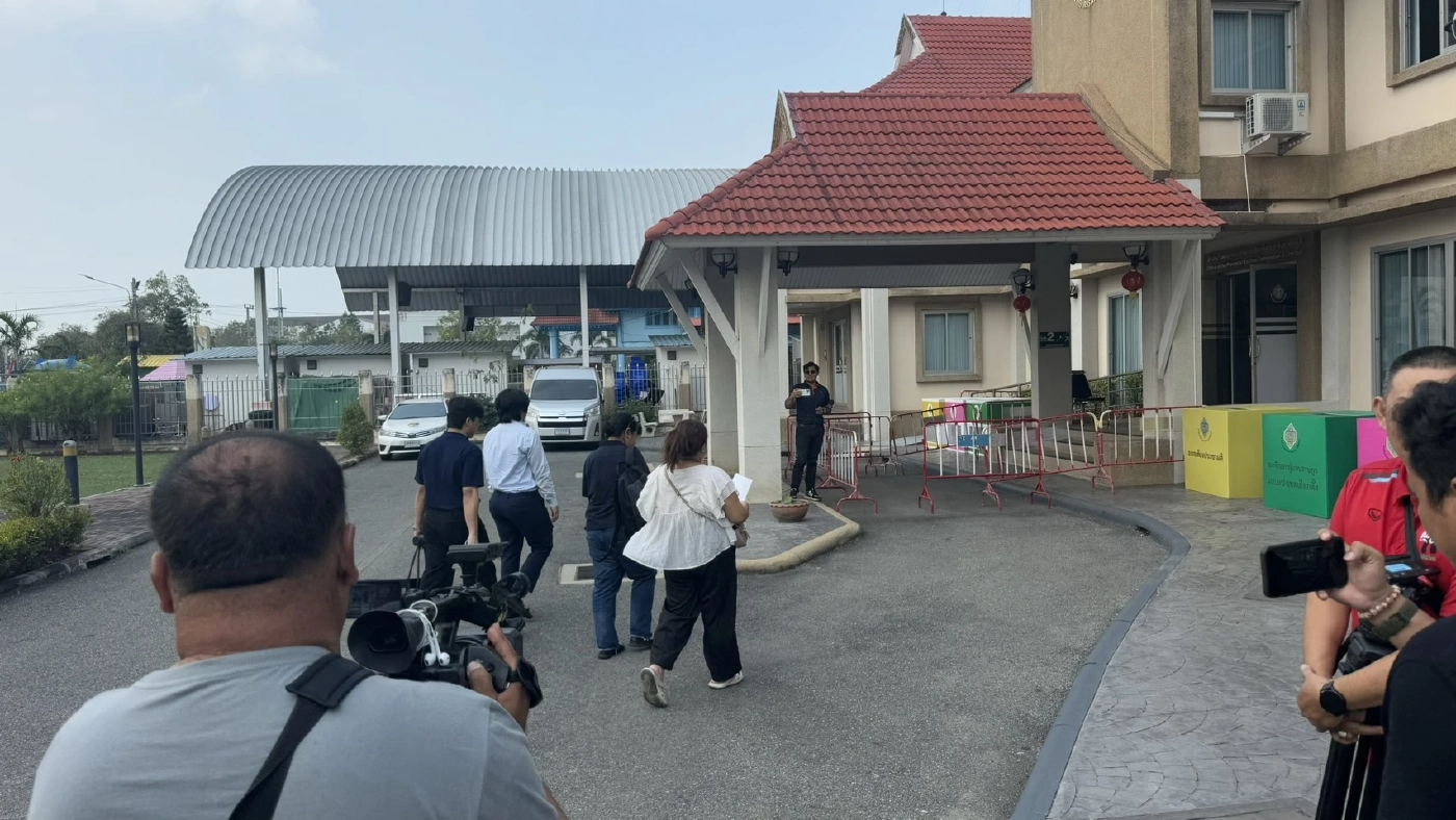 "เฟิร์น" ควงทนายฯ บุก "กกต.ชลบุรี" ขอเอกสารสำคัญเพื่อ เอาผิด กกต. หลัง พบพิรุธเลือกตั้งชลบุรี