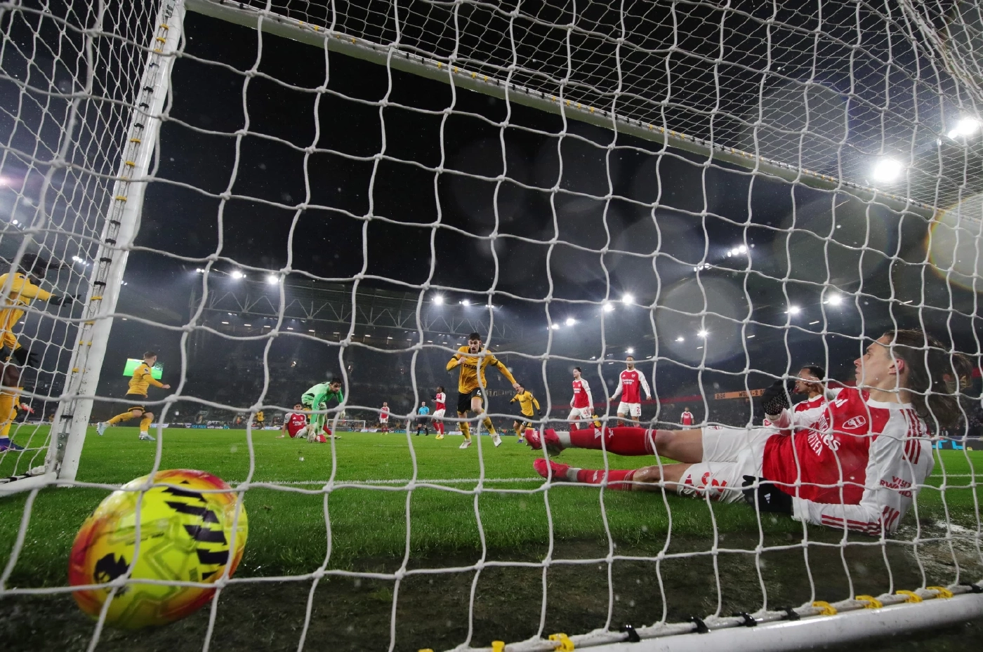 ปืนใหญ่ช็อก! นำ 2 ลูกก่อนโดนวูล์ฟส์ไล่เจ๊า 2-2 เปิดทางแมนซิตี้จี้ติด