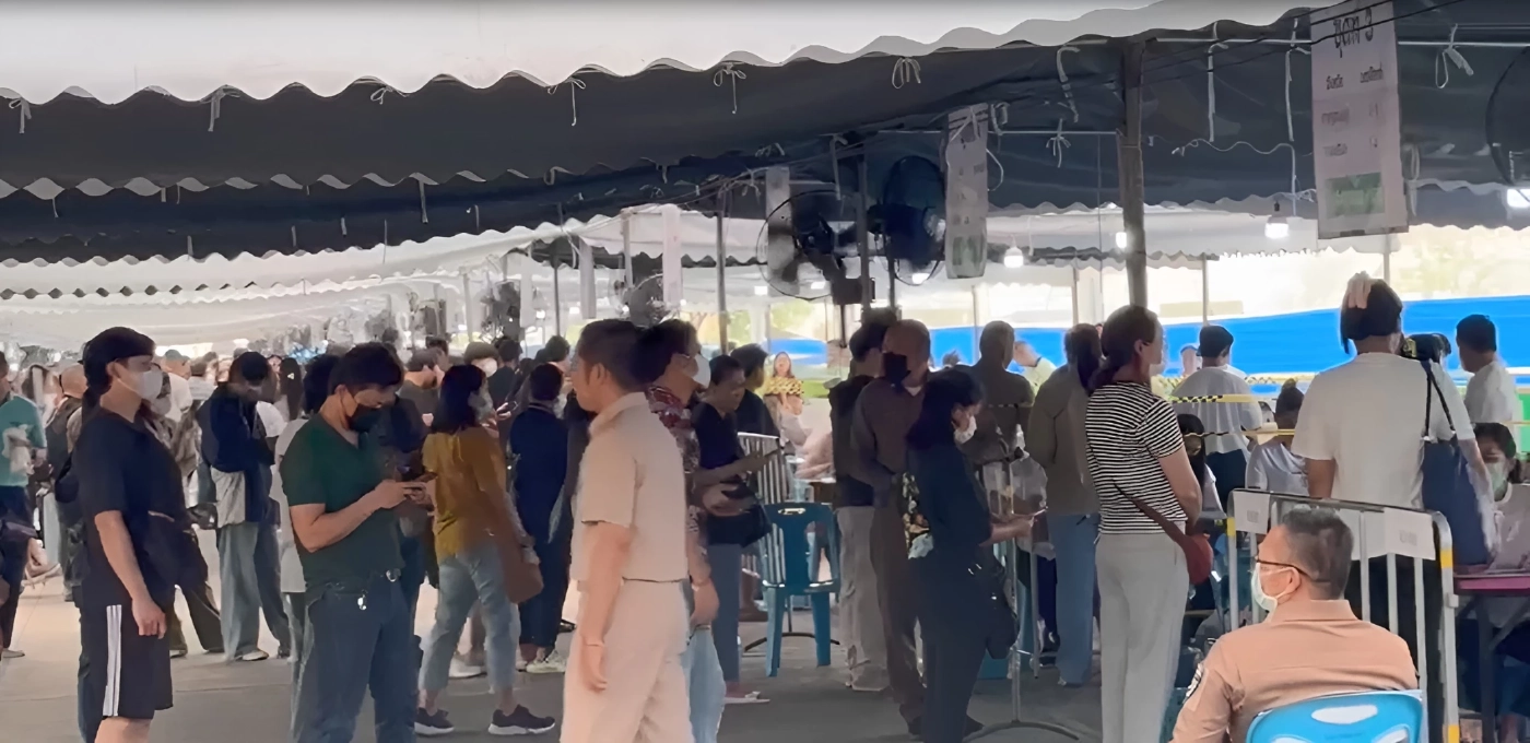 ปชช. แห่ใช้สิทธิ "เลือกตั้งล่วงหน้า" เขตบางนา คึกคัก (มีคลิป)