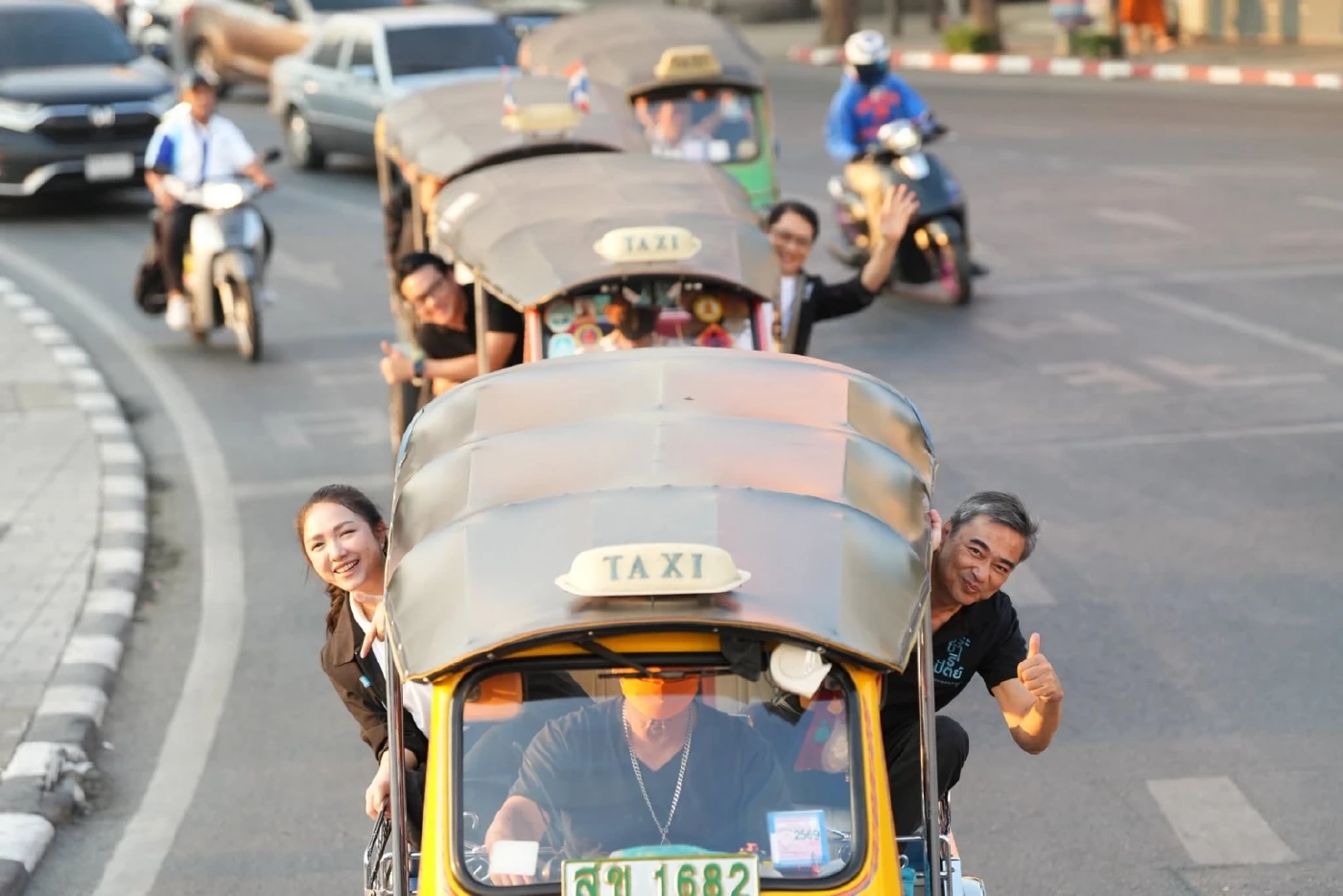 "อภิสิทธิ์" ช่วย "มารีญา" หาเสียงวงเวียนใหญ่พร้อมพาประเทศพ้น​ปัญหา