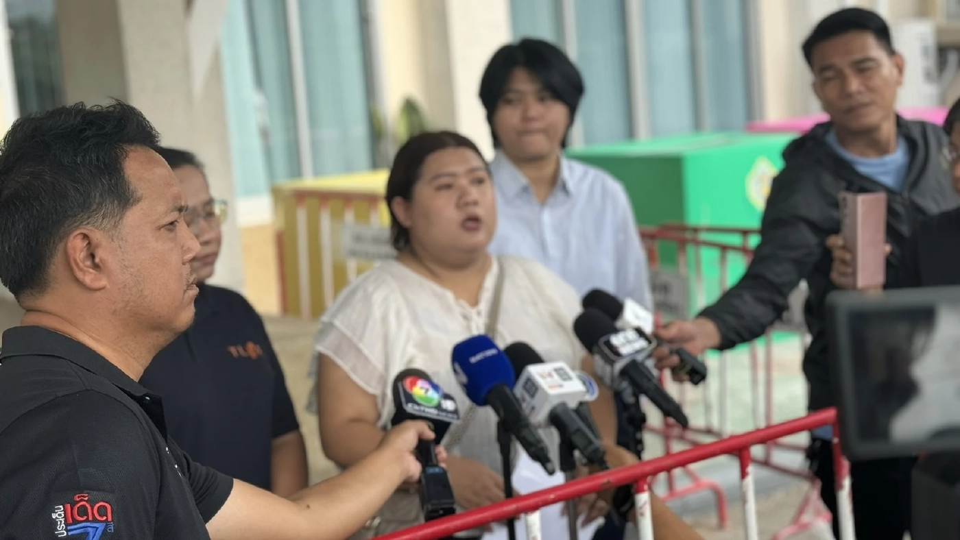 "เฟิร์น" ควงทนายฯ บุก "กกต.ชลบุรี" ขอเอกสารสำคัญเพื่อ เอาผิด กกต. หลัง พบพิรุธเลือกตั้งชลบุรี