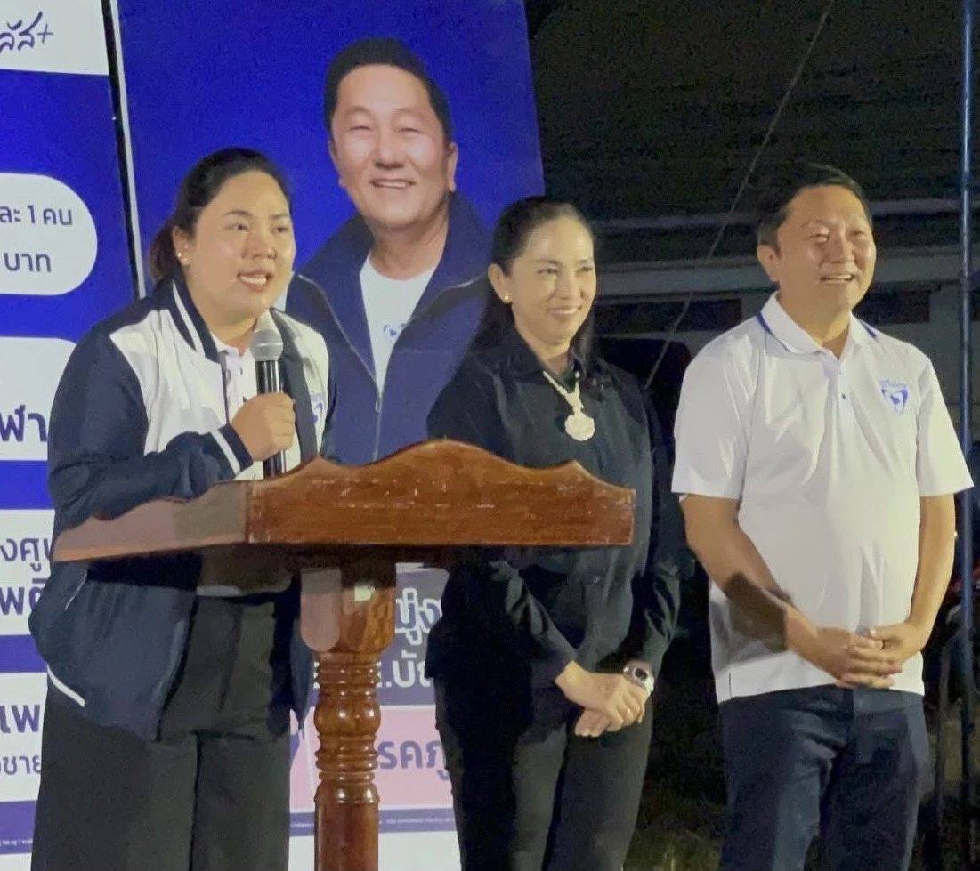 ปกรณ์-ซ้อหมวย อุ้มลูกสาวเข้าสภาฯ