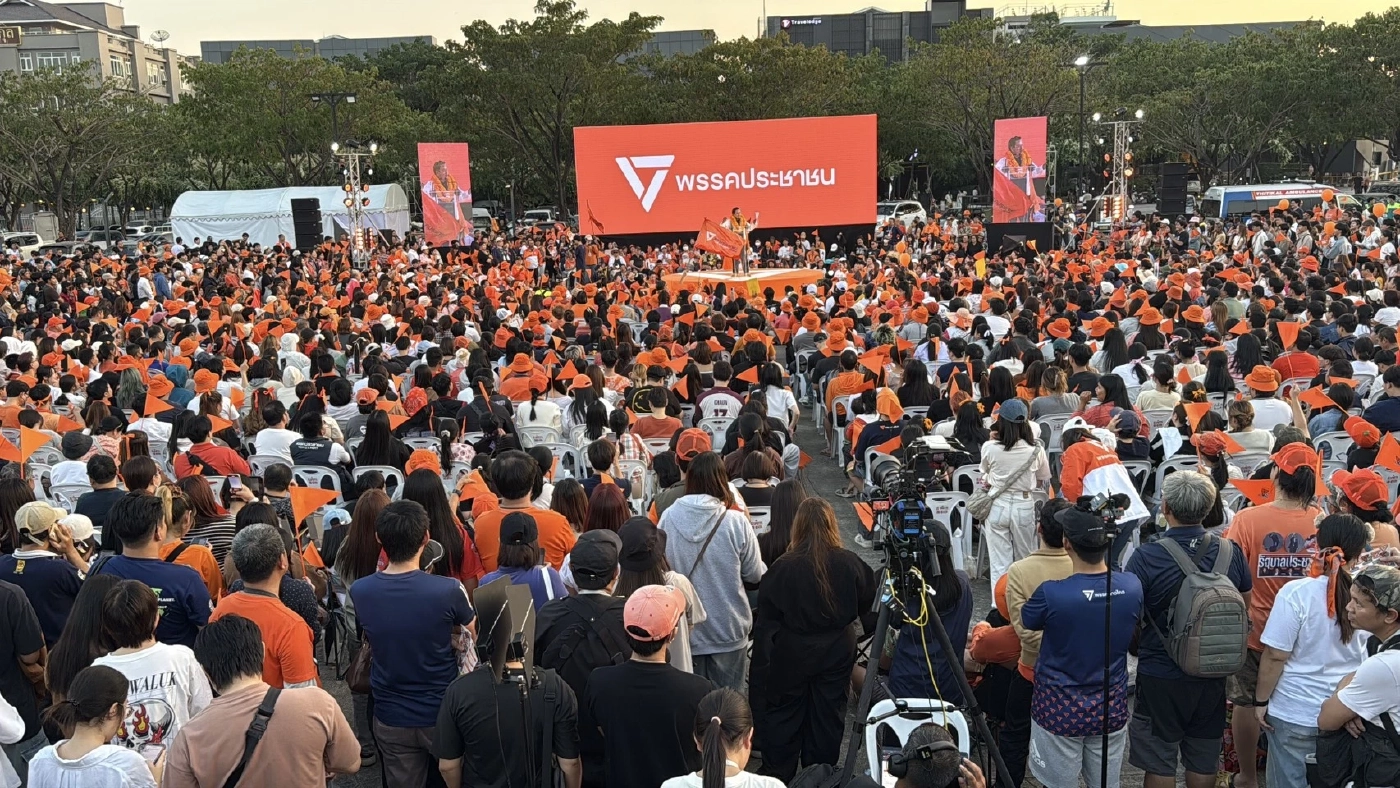 เวทีปราศรัยใหญ่ "พรรคส้ม" คึกคัก แห่รอฟัง "พิธา-แกนนำพรรค"
