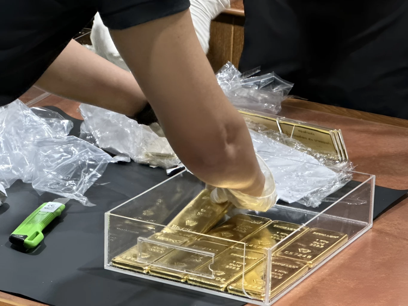 ป.ป.ช. ส่งมอบ "ทองคำแท่ง" 1.5 พันล้าน คดี "อดีตอธิบดีกรมสรรพากร" ร่ำรวยผิดปกติให้ ตกเป็นของแผ่นดิน (มีคลิป)