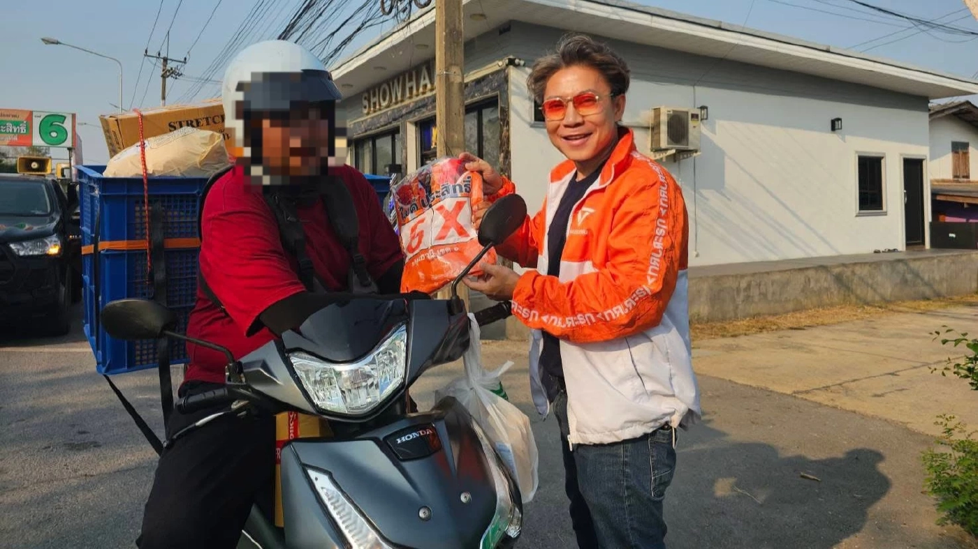 "ประสิทธิ์" ส่องานเข้า! แจกเสื้อ-น้ำส้มขอบคุณ ปชช.เขตเลือกตั้ง