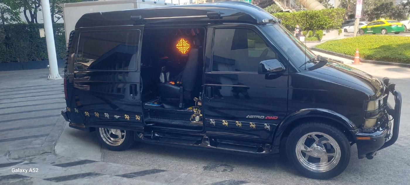 สีสันการเมือง! ยลโฉมรถ "พล.อ.รังษี" มีสัญลักษณ์ "แบทแมน" อยากเป็นยอดมนุษย์ (มีคลิป)