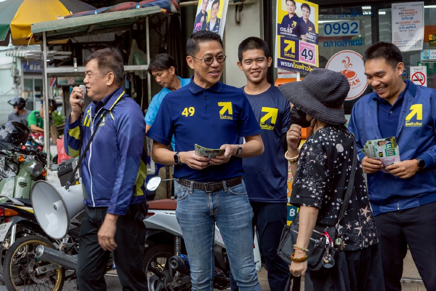 "ดร.เอ้" ลุยห้วยขวาง-ดินแดงแม่ค้าตะโกนเชียร์ "ล้มหนูให้ได้นะ"