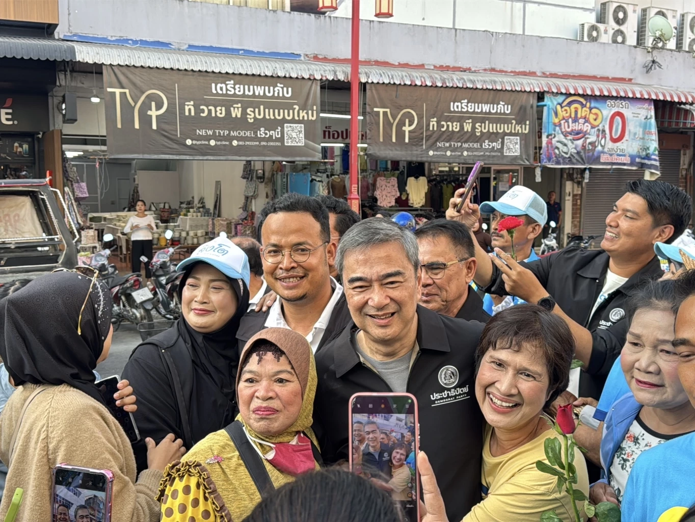 เฮ้เธอ! "จูรี" พา "อภิสิทธิ์" เดินกิมหยงขอคะแนนชาวหาดใหญ่