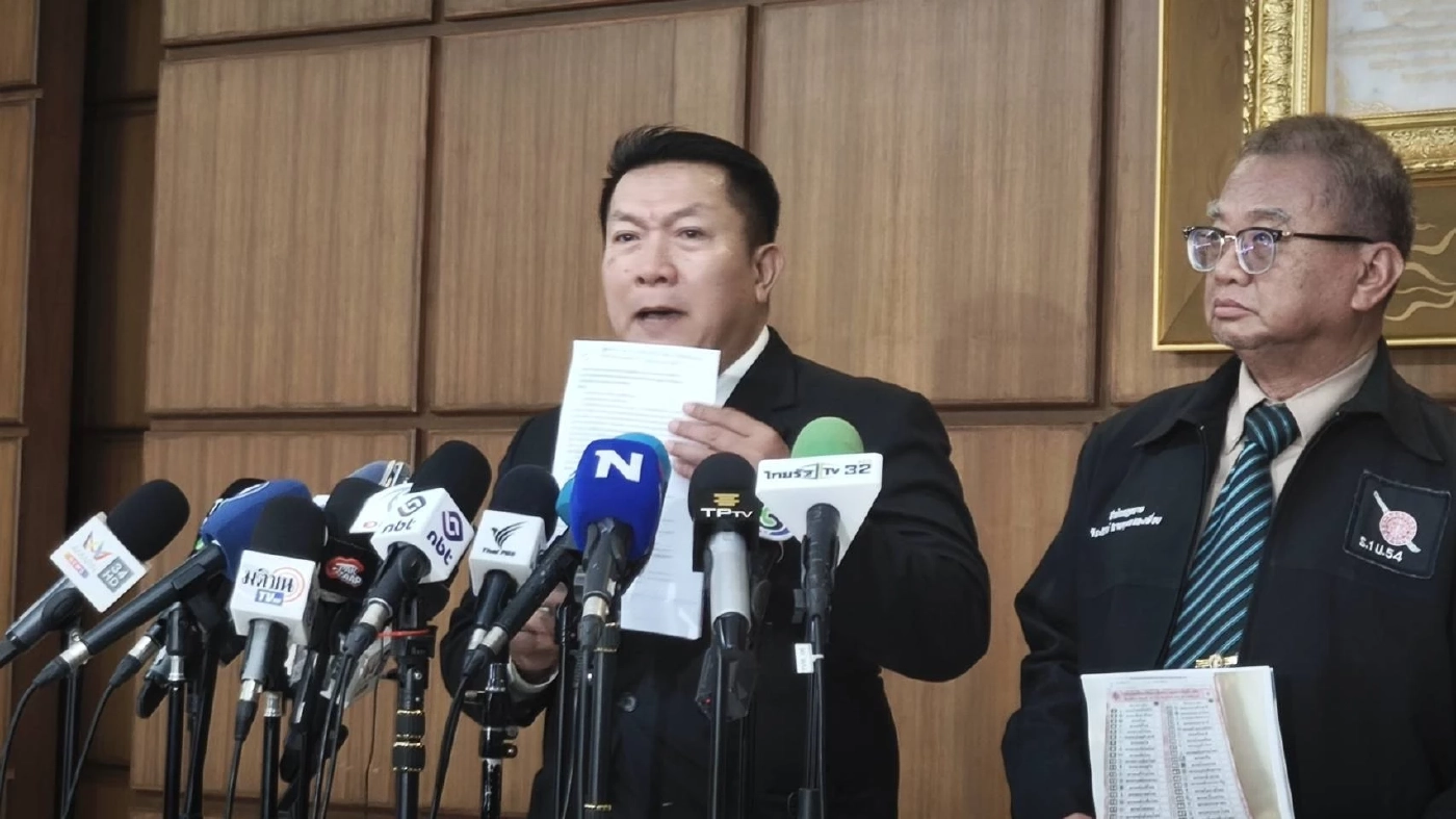 "ทนายอั๋น" จุดเทียนไขถามหาความสว่างหน้า กกต. หลังผ่านเลือกตั้งมาแล้ว 8 วัน