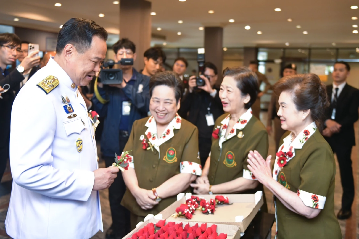 "อนุทิน" ร้องโอ้โห! ครม. ลาฉ่ำ 19 คน เผยยังไม่คุย "ศักดิ์ดา" ปมคลิปหลุด