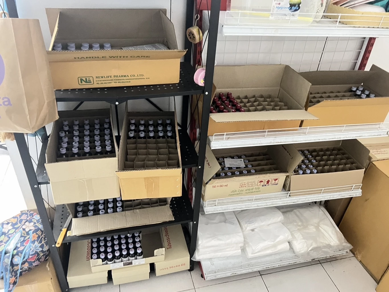 CIB - อย.ทลาย 7 ร้านยาเถื่อนย่านพระโขนง-ลาดกระบังลอบขายยาแก้ไอ