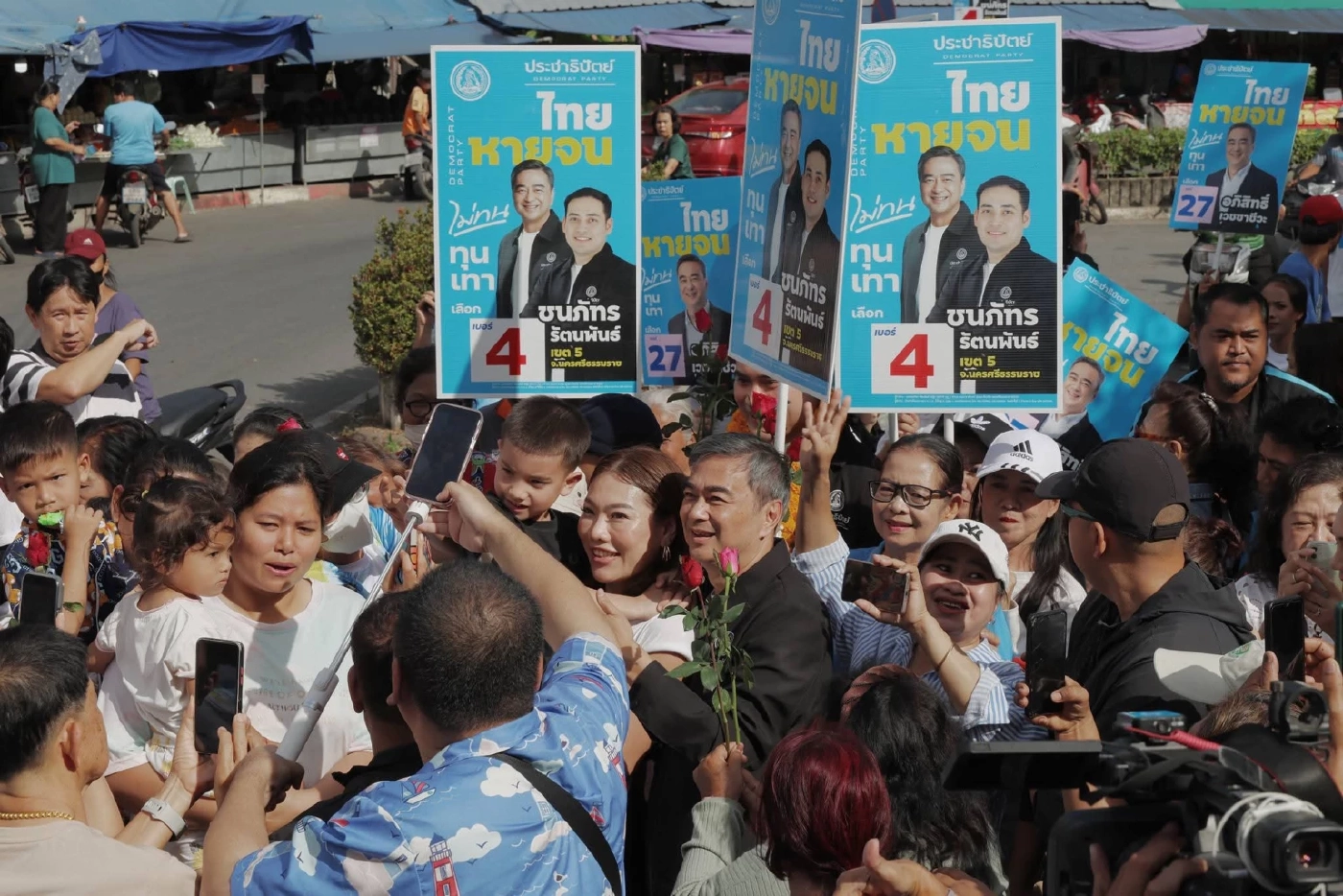 "อภิสิทธิ์" บุกเมืองคอนย้ำคนใต้ใจเดียวขอคะแนน ปชป.กลับมารับใช้