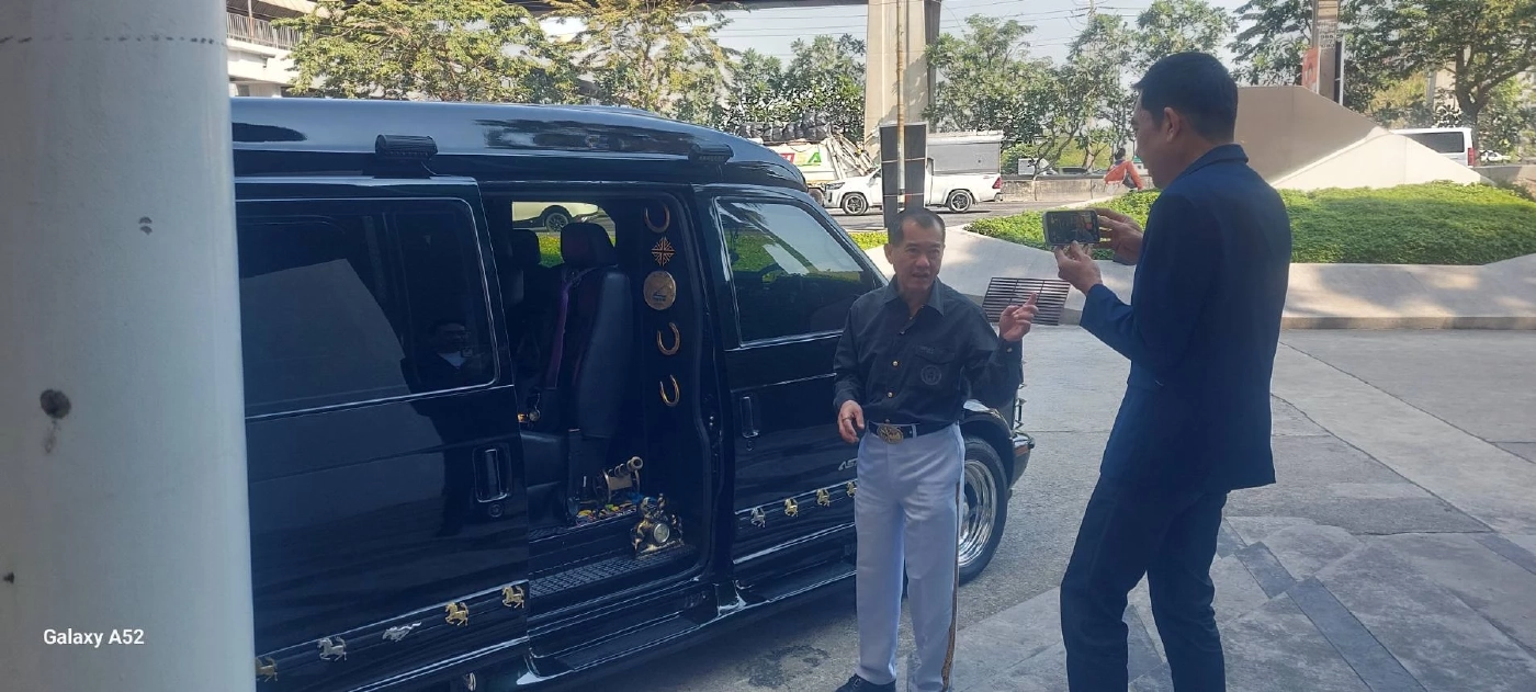 สีสันการเมือง! ยลโฉมรถ "พล.อ.รังษี" มีสัญลักษณ์ "แบทแมน" อยากเป็นยอดมนุษย์ (มีคลิป)