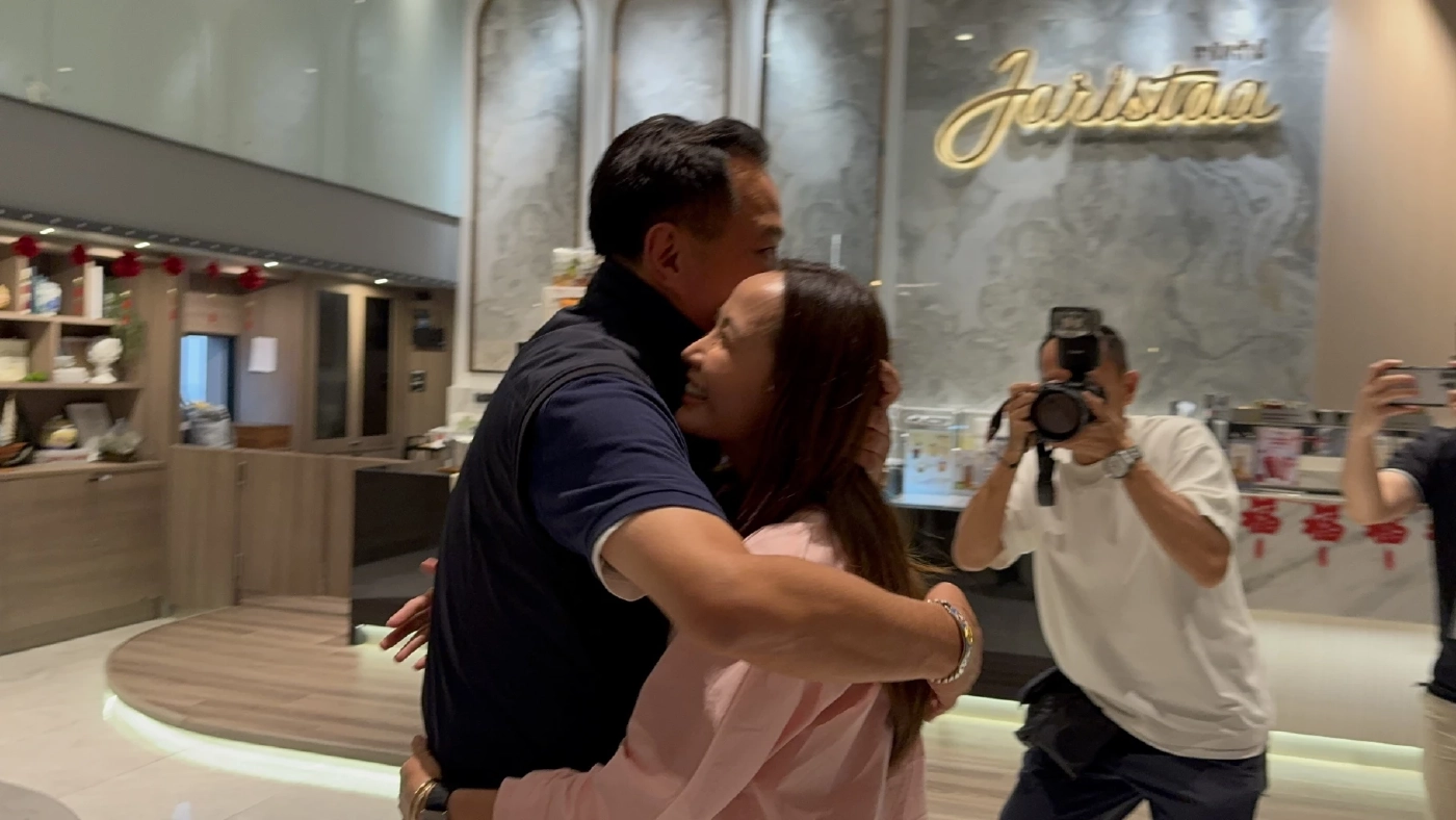 เปิดคลิป! "อนุทิน" โผกอด "ภรรยา" ยกมือไหว้ท่วมหัว ขอบคุณประชาชน ลุ้นคะแนนทะลุ 200 ที่นั่ง จับตาแถลงท่าที