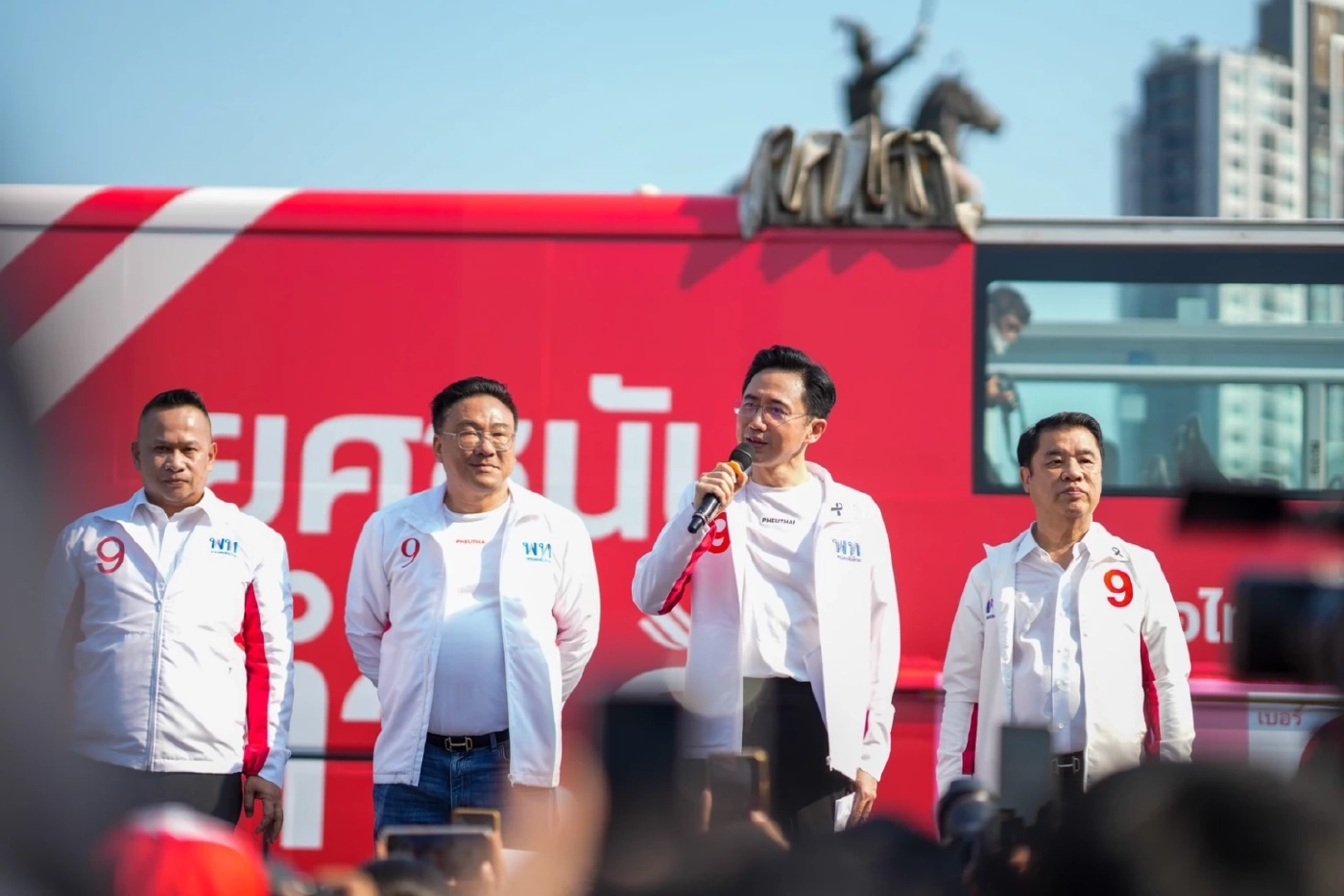 "ยศชนัน" นำเพื่อไทยปลุกกระแสฝั่งธนบุรี ลั่นอีก 2 วันเปลี่ยนประเทศ ล้างหนี้-หายจน