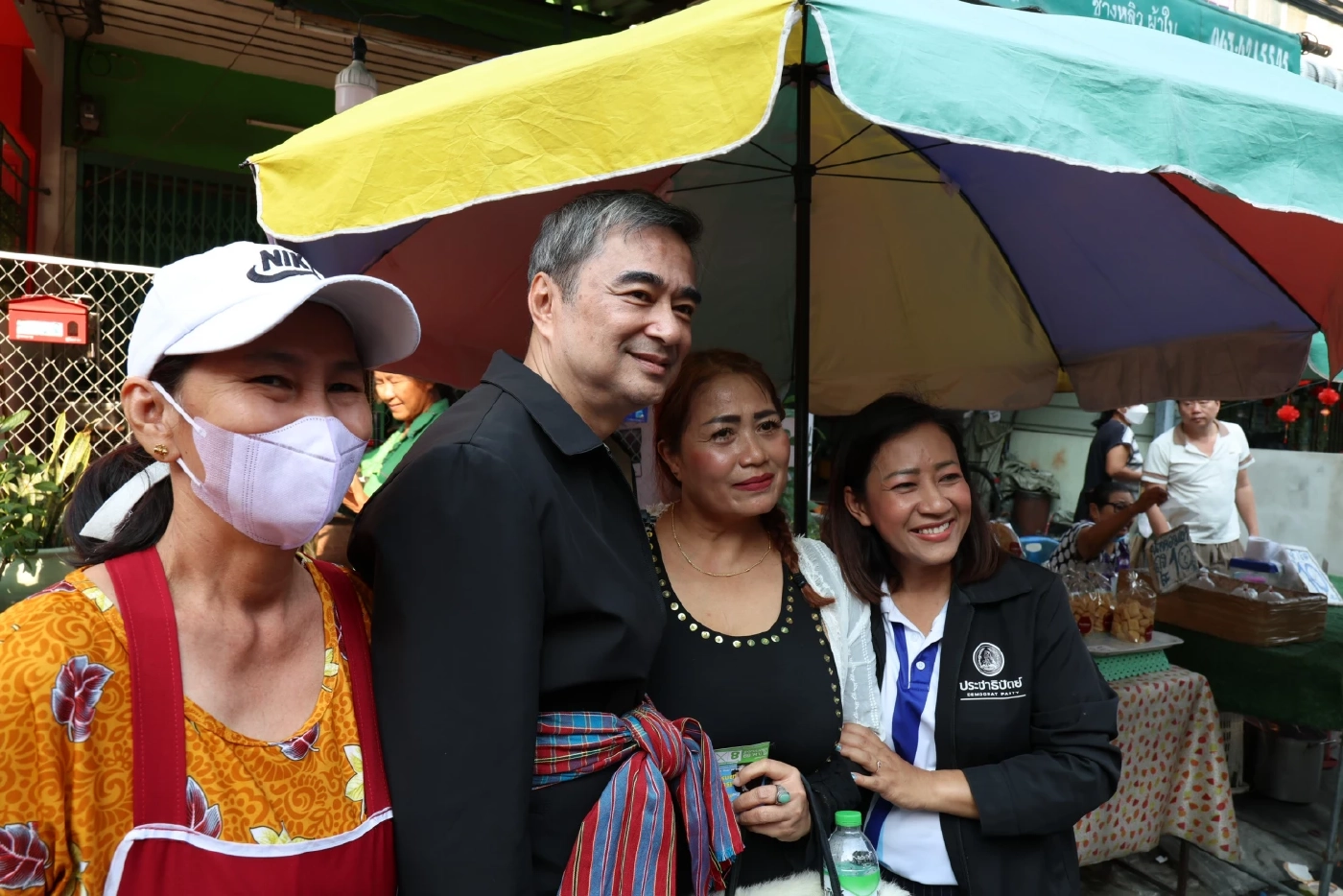 "อภิสิทธิ์" ควง "ทนายเปิ้ล" ขอคะแนนบางแคย้ำ ปชป.ทางเลือกปลอดภัย