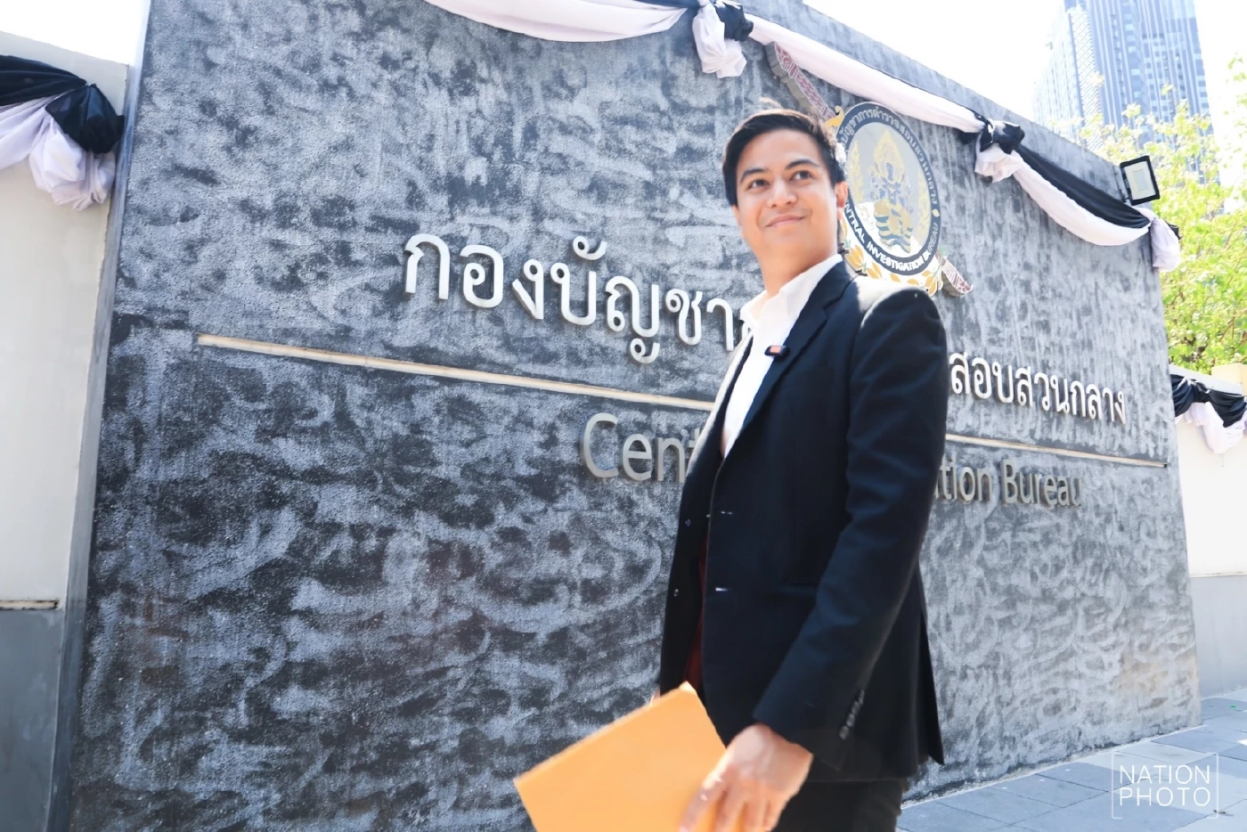 "ไอติม พริษฐ์" พบตำรวจกองปราบ แสดงตัวสู้คดี "กกต." แจ้งความปม "ถอดรหัสบาร์โค้ดบัตรเลือกตั้ง"