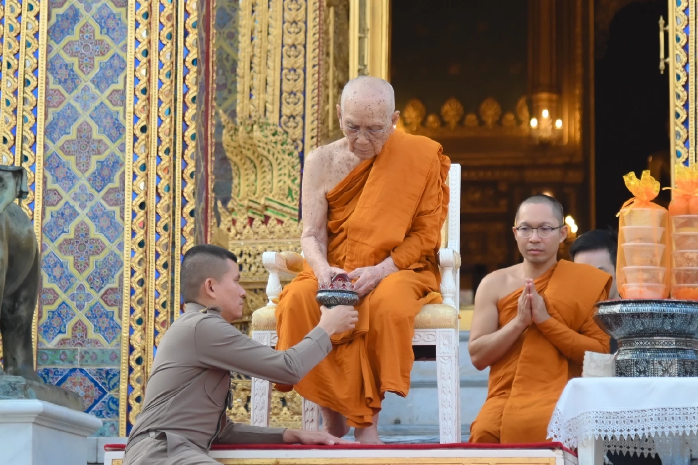 "นายกฯ" เข้าเฝ้า "สมเด็จพระสังฆราช" ขณะชาวบ้านให้ลูกประคำคล้องคอ บอกยังมีเวลาตัดสินใจเลือกใครร่วมรัฐบาล