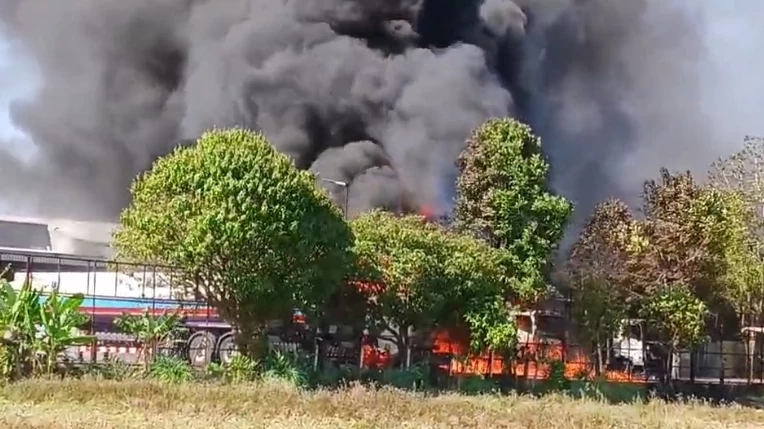 ระทึก! ไฟไหม้รถบรรทุกน้ำมัน 5 คัน ในปั๊ม มีผู้เสียชีวิต (คลิป)