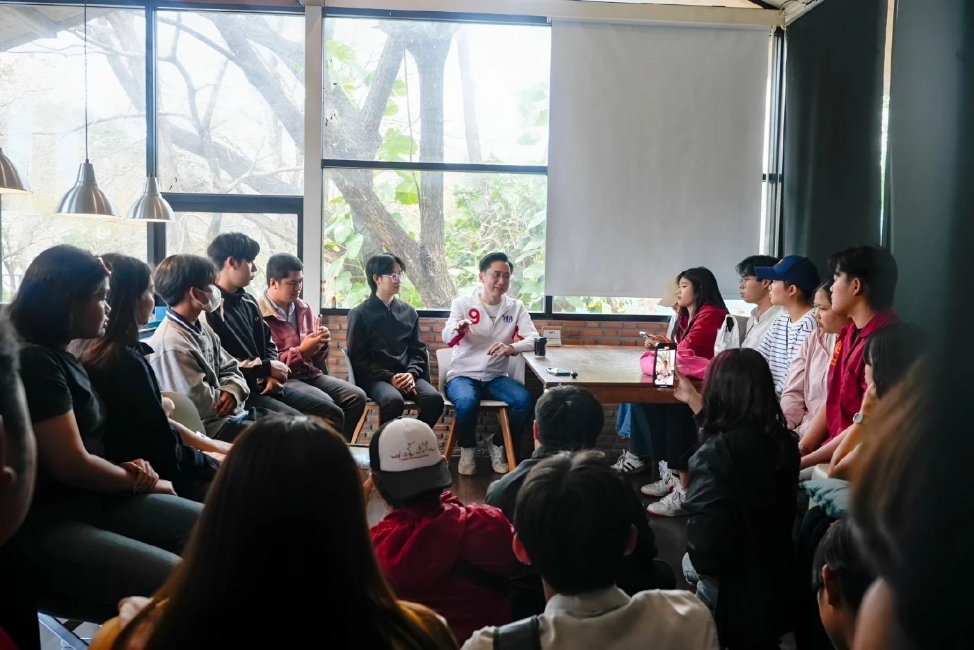 "ยศชนัน" ล้อมวงคุย "นักศึกษา ม.อุบลฯ" ลั่น คนอีสานต้องมีศักดิ์ศรี-เลิกโดนด้อยค่า กางแผนปั้นอุบลฯ