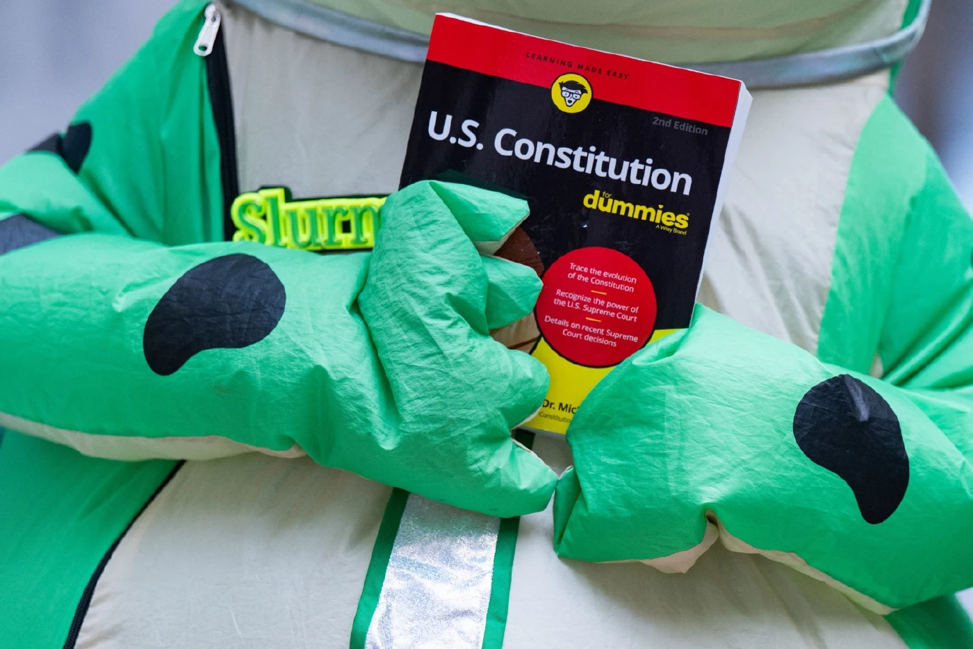 ผู้ประท้วงแต่งตัวเป็นกบ ต้าน "ทรัมป์" แถลงผลงานประจำปี