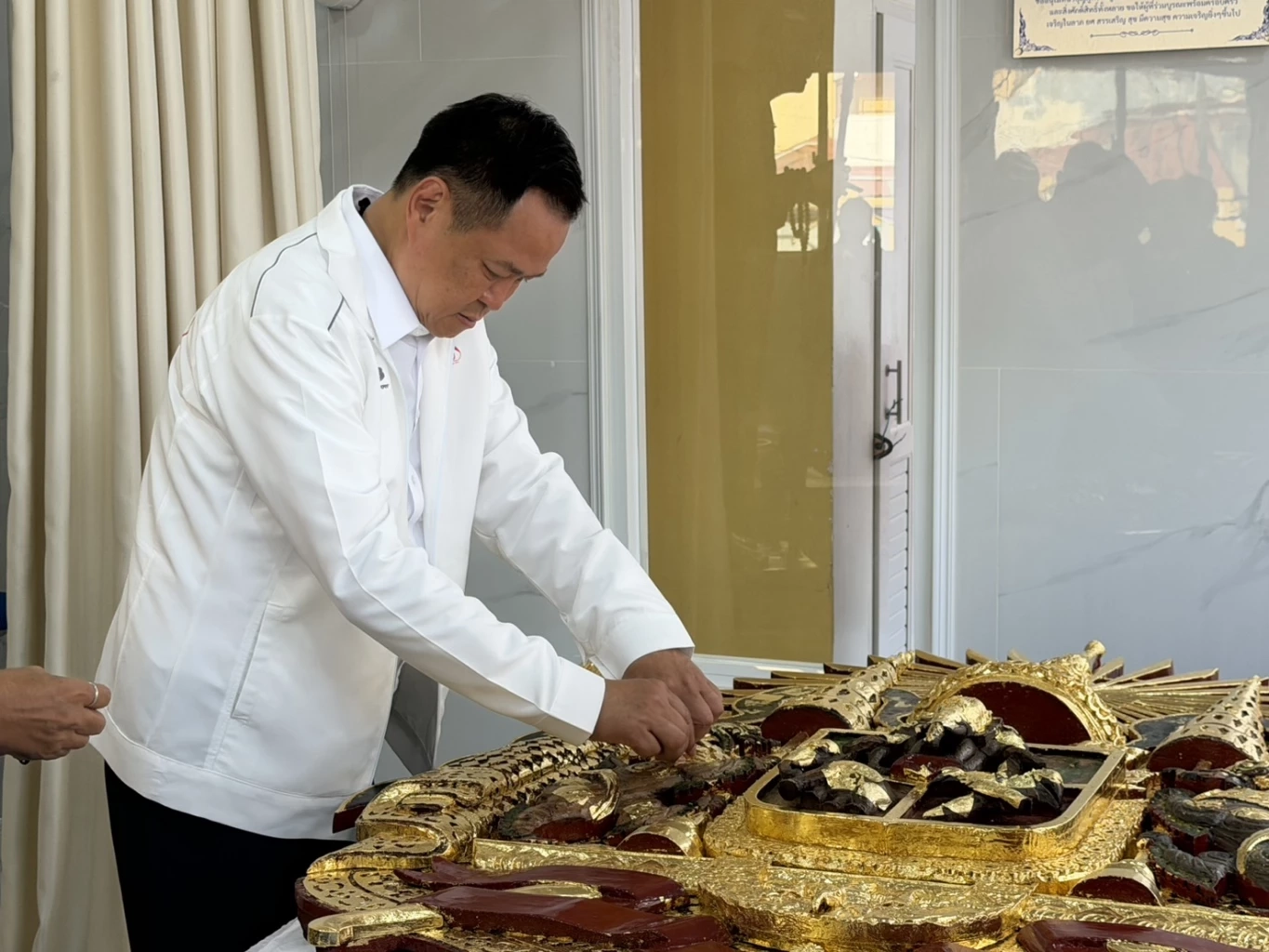 "อนุทิน” สักการะ “ตราแผ่นดิน – หลวงปู่ดำ” เสริมพลัง ก่อนตั้งรัฐบาล