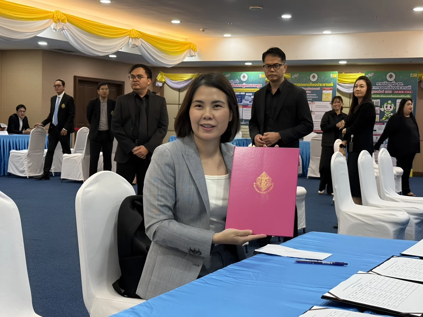 กกต. คึกคักแต่เช้า "ธัญธารีย์" สส.อุบลฯ เขต 6 พรรคเพื่อไทย มารับหนังสือรับรองคนแรก