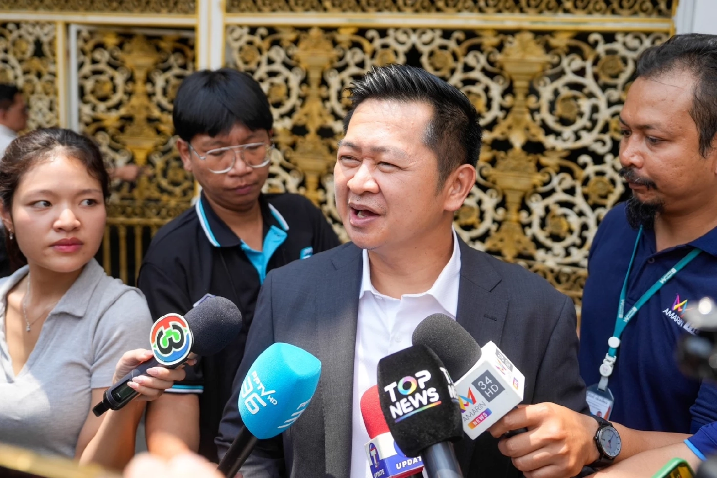 "เอม-โอ๊ค" เยี่ยม "ทักษิณ" เผยคุณพ่อกำลังใจดี จับตากรมราชทัณฑ์สรุปรายชื่อ 31 มี.ค.นี้