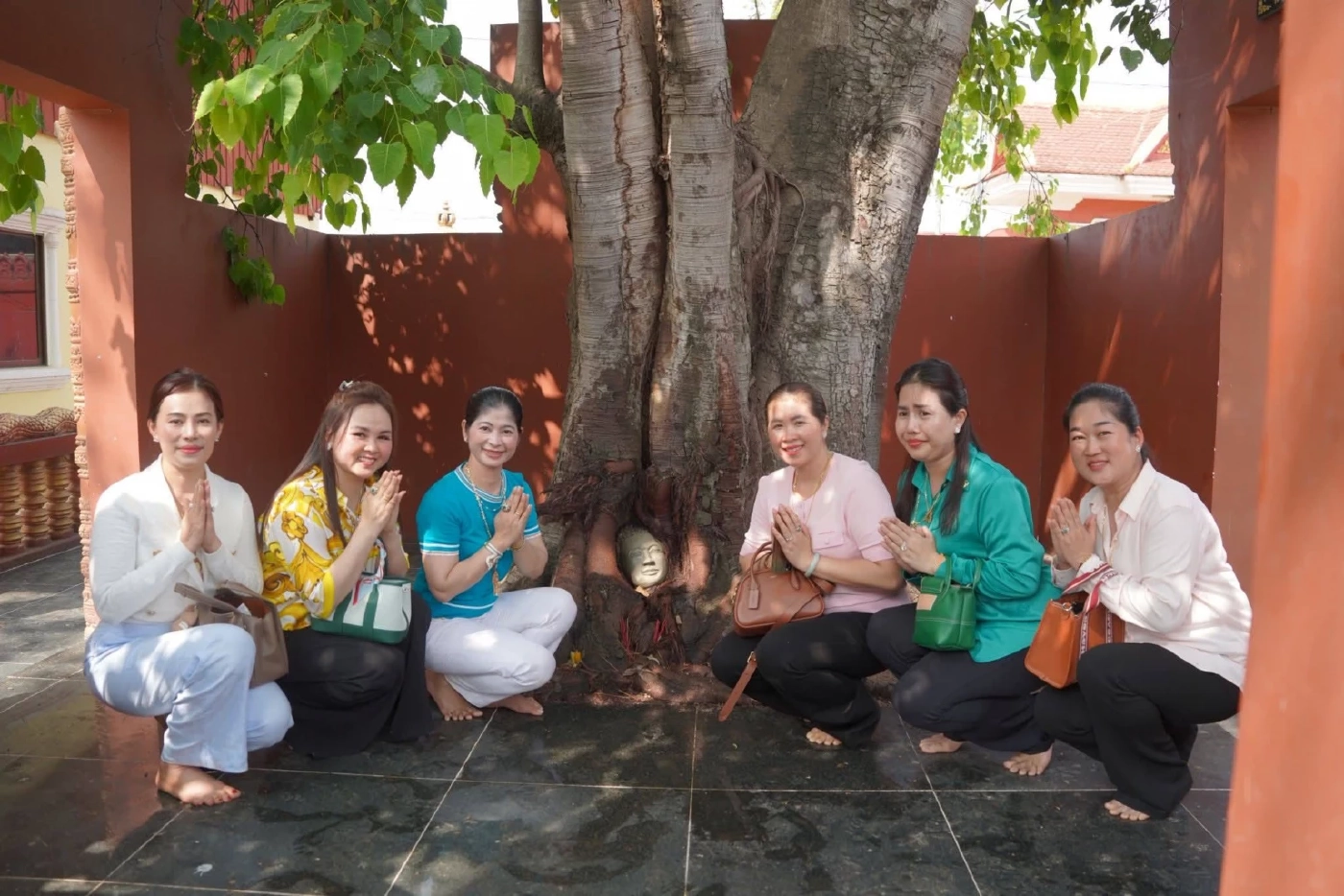 โซเชียลเดือด! วัดกัมพูชาสร้าง ‘เศียรพระในต้นโพธิ์’ เลียนแบบวัดมหาธาตุอยุธยา