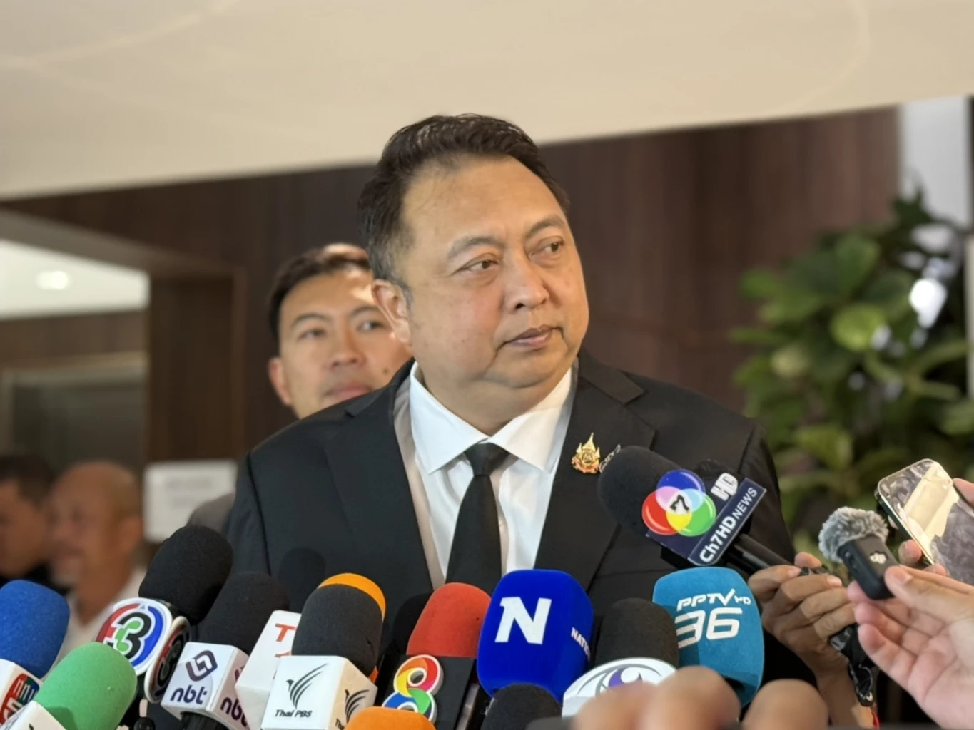 "สุชาติ" ปัด ตอบถูกทาบทาม นั่ง "รมต." ต่อ บอกร่วมงาน "อนุทิน" สนุก สภาฯ คึกคัก สส. ตบเท้าเข้ารายงานตัว