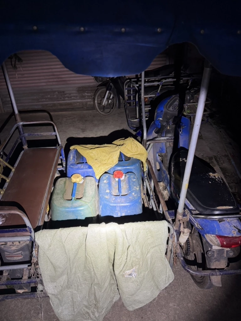 คุมเข้ม! จับหนุ่มเมียนมา ลักลอบขนน้ำมัน 120 ลิตร เตรียมข้ามชายแดนสังขละบุรี