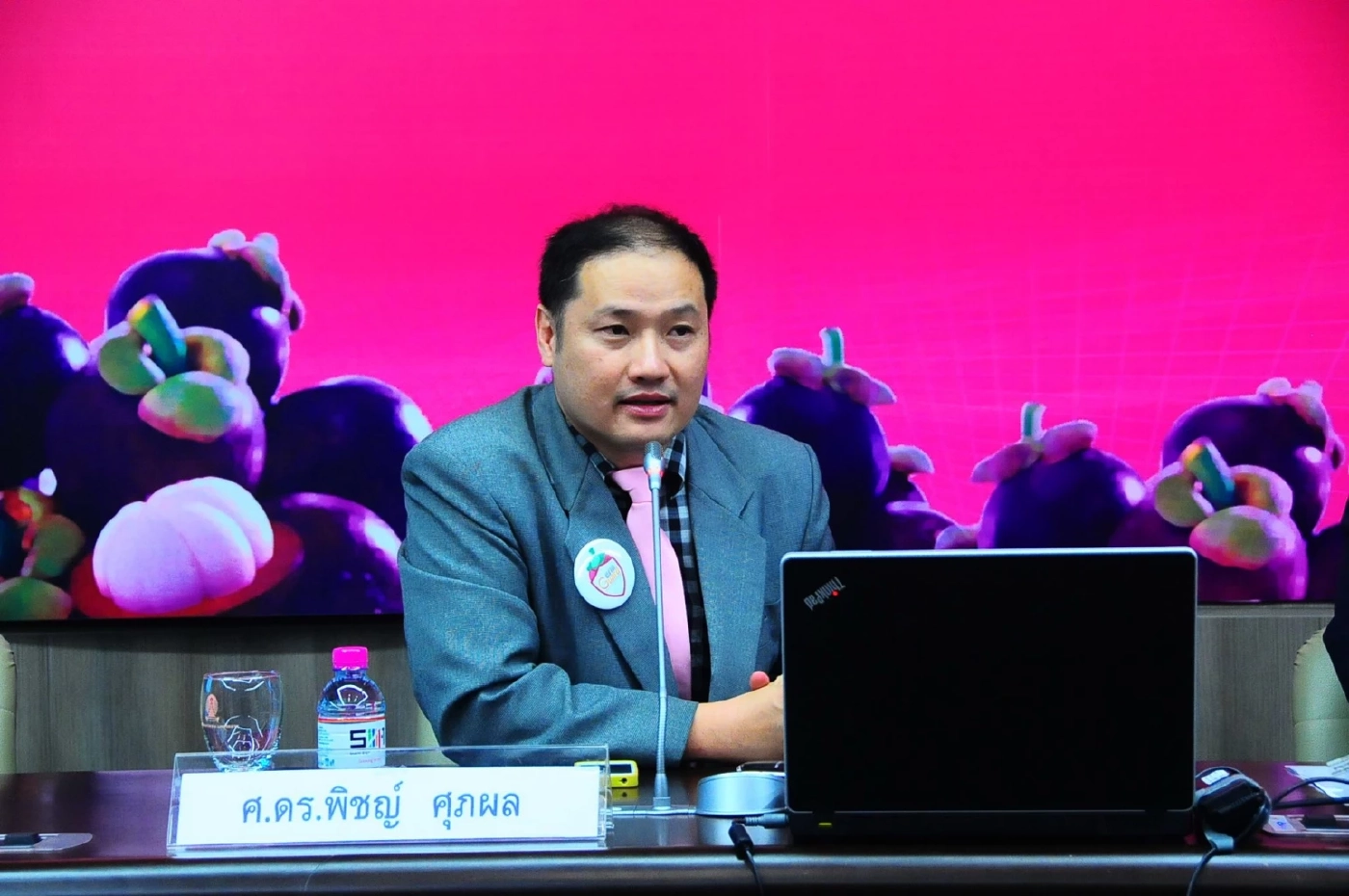 ศาสตราจารย์ ดร.พิชญ์ ศุภผล จากวิทยาลัยปิโตรเลียมและปิโตรเคมี จุฬาลงกรณ์มหาวิทยาลัย