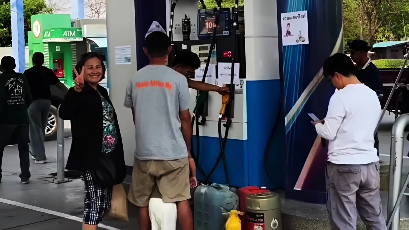 พะเยาวุ่น! ปชช. แห่เข้าคิวตุน "น้ำมัน" หลังปรับขึ้นพรวด "ลิตรละ 6 บาท" หวั่นราคาพุ่งซ้ำ (มีคลิป)