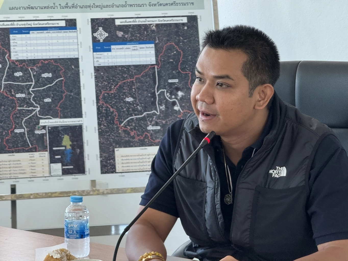 นายชัยชนะ เดชเดโช สส.บัญชีรายชื่อ และรองหัวหน้าพรรคประชาธิปัตย์ 