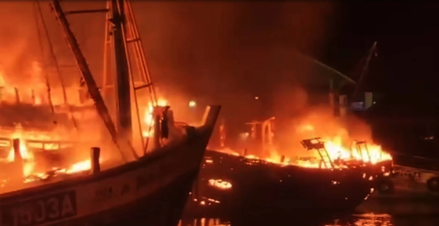 วางเพลิงหรืออุบัติเหตุ? ไฟไหม้เรือประมงขนอม 8 ลำรวด เสียหายทะลุ 10 ล้าน (มีคลิป)