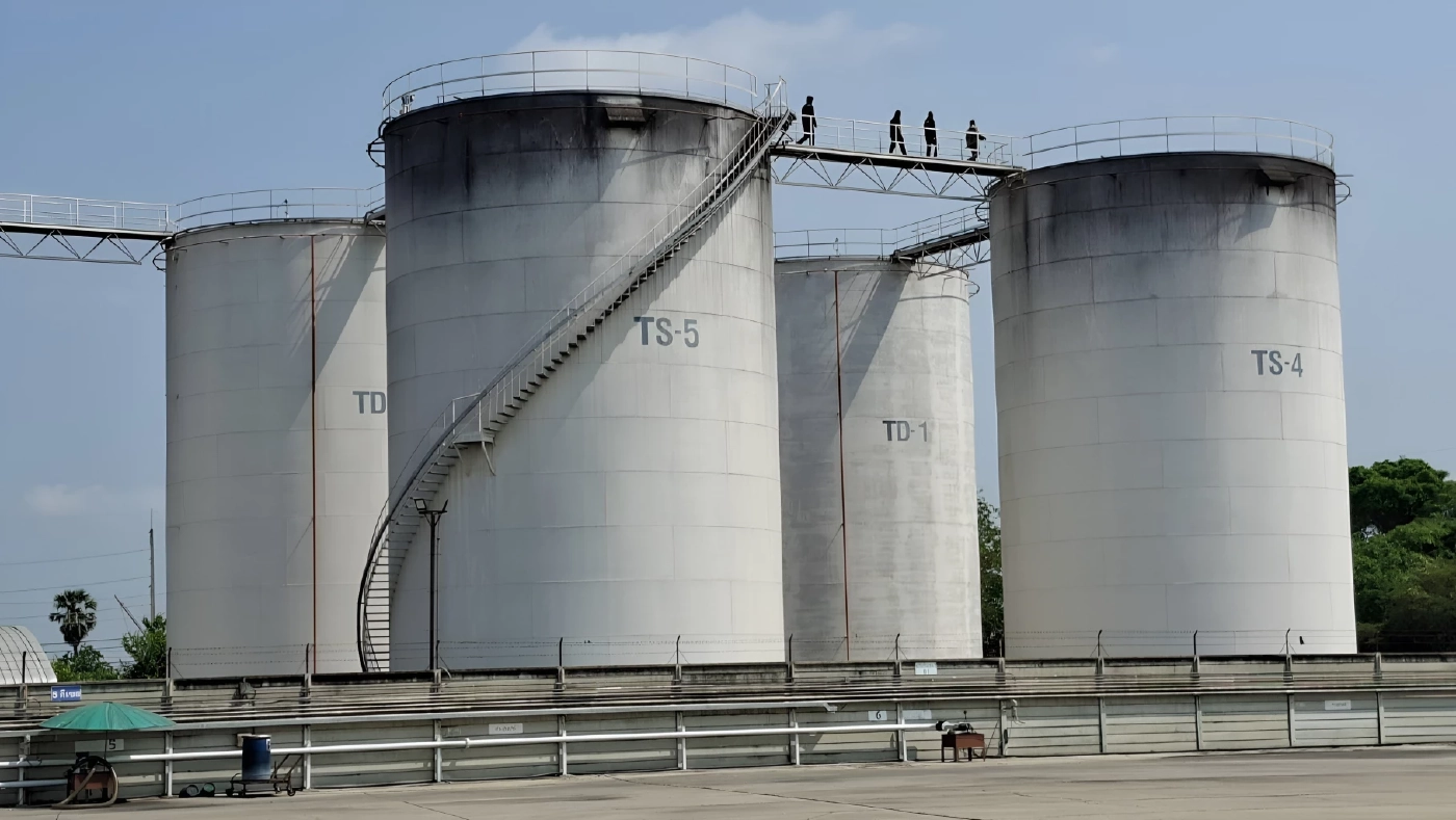 บุกทลายคลังน้ำมันอ่างทอง! ยึดของกลาง 3.3 แสนลิตร ไร้เอกสารซื้อขาย-เลี่ยงภาษี (มีคลิป)