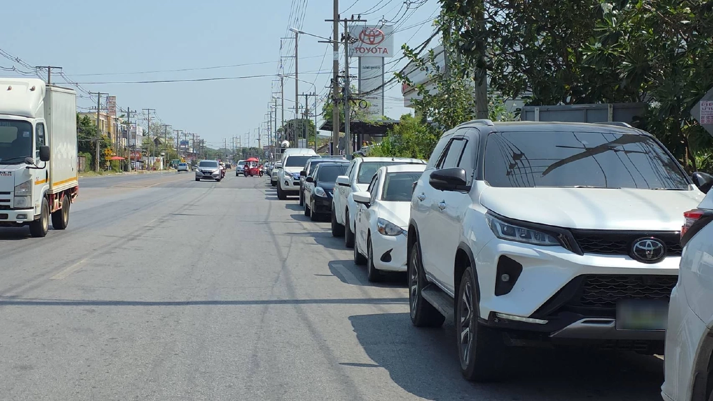 คนอุทัยฯร้อง! ต่อคิว "เติมน้ำมัน" ยาวกว่า 2 กิโลเมตร เพื่อรอรถบรรทุกน้ำมันที่มาส่ง  (มีคลิป)