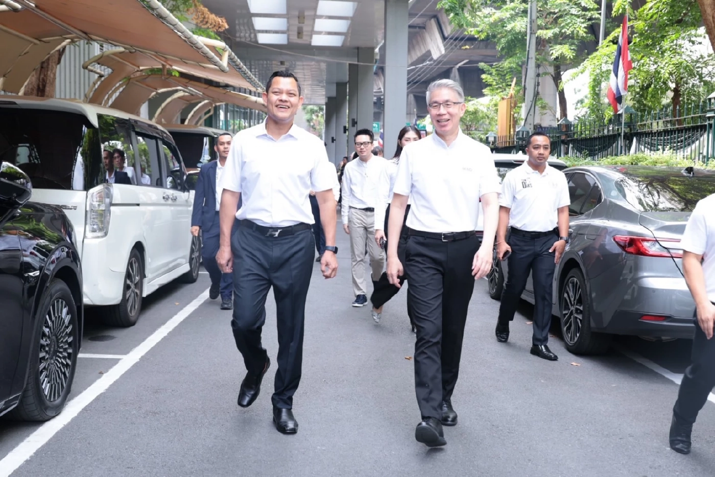 "ธนกร" อำลากระทรวงอุตสาหกรรมสุดชื่นมื่น! ข้าราชการแห่ส่งเนืองแน่น โชว์ผลงาน 6 เดือน