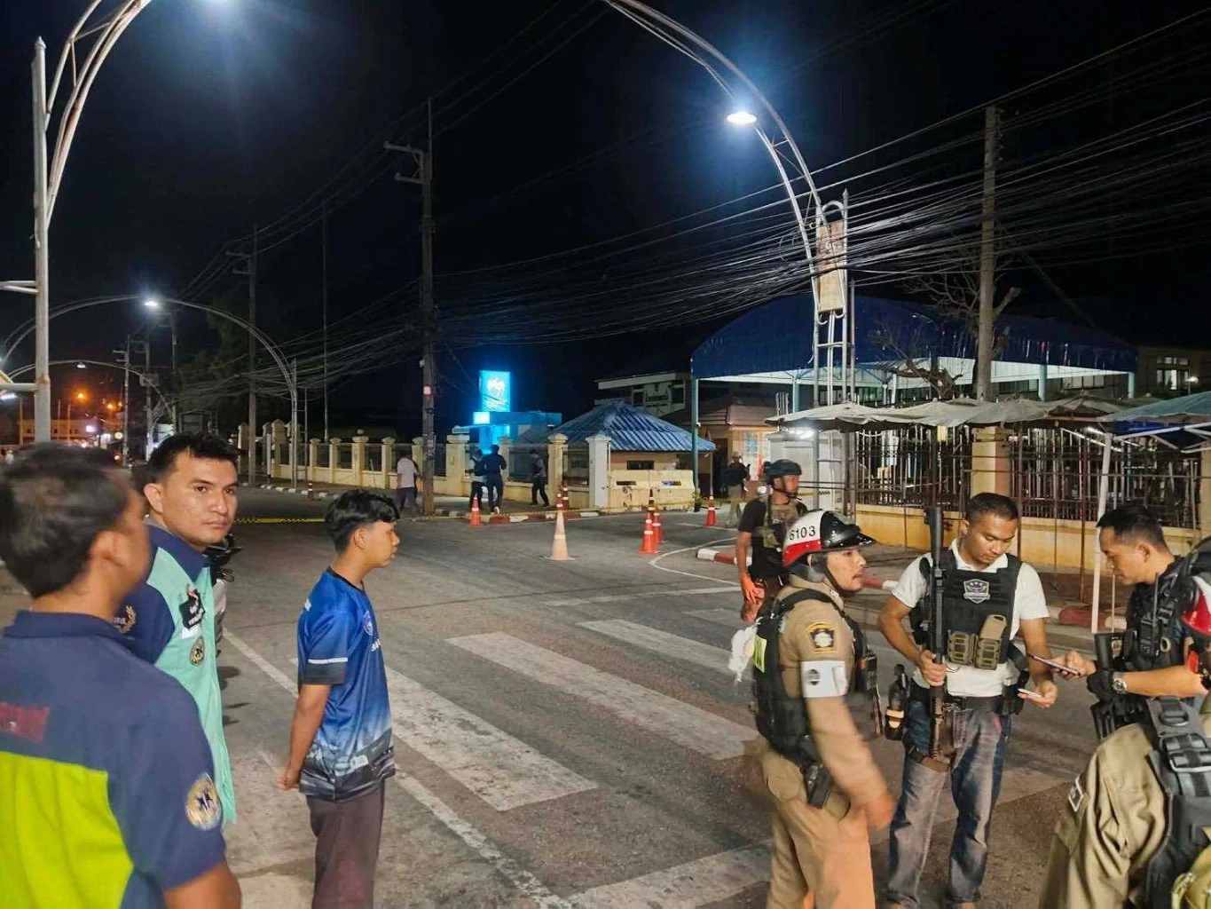 ด่วน! คนร้ายควบ จยย.กราดยิงถล่มที่ว่าการ อ.ยะหริ่ง มี อส.เจ็บ