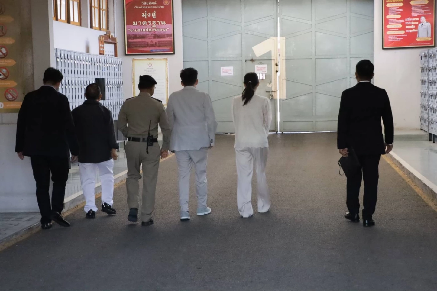 “โอ๊ค” เยี่ยม “ทักษิณ” เผยคุณพ่อสบายดี ด้านทนาย ยัน ม.112 ไม่กระทบเกณฑ์พักโทษ