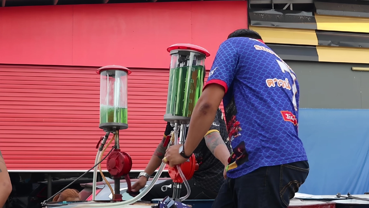 น้ำมันเต็มถัง 7 บาท! เสี่ยเต็นท์รถอุดรฯใจถึง ต่อลมหายใจไรเดอร์-นศ. สู้วิกฤติน้ำมันแพง (มีคลิป)